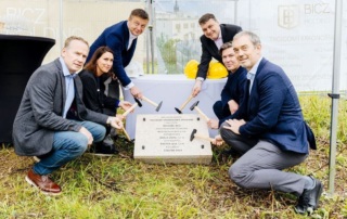 Poklepání na základní kámen Trojdomí Krkonošská